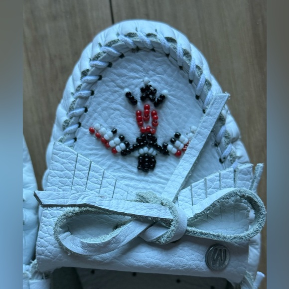 Minnetonka White Beaded Moccasins Loafers Free People Anthropologie - Picture 2 of 4